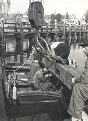 FOTO-000833 Voorbereidingen voor het optakelen van de oude sluisdeur van de Grote Sluis, circa 1965