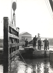 FOTO-000834 Optakelen van de oude sluisdeur van de Grote Sluis te Spaarndam, circa 1965