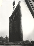 FOTO-000835 Optakelen van de oude sluisdeur van de Grote Sluis te Spaarndam, circa 1965