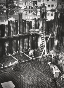 FOTO-000842 Betonvlechten in de bouwput ten behoeve van de bouw van het gemaaltje Mallegat bij de Mallegatsluis, 1959