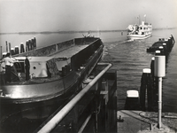 FOTO-000856 De Grote Sluis te Spaarndam met op de achtergrond het hospitaalschip Henry Dunant, circa 1965