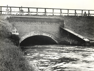 FOTO-000875 Inlaatsluis in de Enkele Wiericke aan de zijde van de Wiericke, 25/5/1965