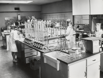 FOTO-000891 Het laboratorium van het hoogheemraadschap van Rijnland in Leiden, circa 1965