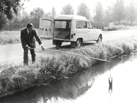 FOTO-000893 Een medewerker van het hoogheemraadschap van Rijnland neemt een watermonster, circa 1965