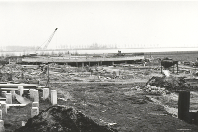 FOTO-000912 Bouw van de afvalwaterzuiveringsinstallatie Alphen-Noord: betonvloer voor het oxidatiebed, 1970-1972