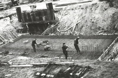 FOTO-000913 Bouw van de afvalwaterzuiveringsinstallatie Alphen-Noord: wapening van de keldervloer voor het be..., 1970-1972