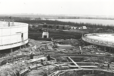 FOTO-000916 Bouw van de afvalwaterzuiveringsinstallatie Alphen-Noord: beide oxidatiebedden, de fundering van ..., 1970-1972