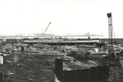 FOTO-000918 Bouw van de afvalwaterzuiveringsinstallatie Alphen-Noord: de fundering voor de voorbezinktank en ..., 1970-1972