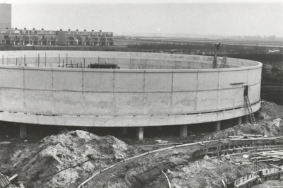 FOTO-000920 Bouw van de afvalwaterzuiveringsinstallatie Alphen-Noord: het eerste oxidatiebed, 1970-1972