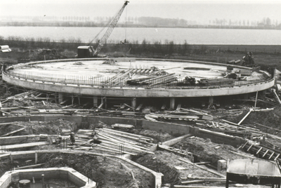 FOTO-000925 Bouw van de afvalwaterzuiveringsinstallatie Alphen-Noord: betonvloer van het tweede oxidatiebed e..., 1970-1972