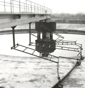 FOTO-000948 Slibruimmechanisme (de schrapper) van de afvalwaterzuiveringsinstallatie Haarlem-Schalkwijk, 10/2/1975