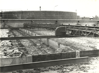 FOTO-001031 Slijkdroogvelden met transportband van de afvalzuiveringsinstallatie te Leidschendam, circa 1965