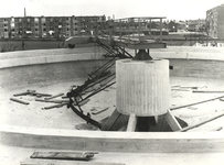 FOTO-001060 Voorbezinkingsvijver van afvalwaterzuiveringsinstallatie in aanbouw te Waddinxveen, 11/5/1964