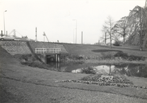 FOTO-001247 De Hanepraaiduiker gezien vanaf de Fluwelensingel, november 1980