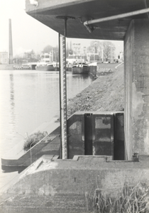 FOTO-001252 Schotbalksponningen en peilschaal van de Hanepraaiduiker aan de zijde van de Hollandse IJssel, circa ...