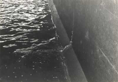 FOTO-001254 Scheur in de oostzijde van de Hanepraaiduiker, zichtbaar geworden tijdens de droogzetting op 3 ap..., circa 1981