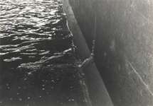 FOTO-001254 Scheur in de oostzijde van de Hanepraaiduiker, zichtbaar geworden tijdens de droogzetting op 3 ap..., circa 1981