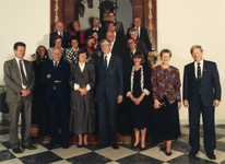 FOTO-001306 Het gemeentebestuur van Katwijk op bezoek bij dijkgraaf en hoogheemraden van Rijnland in het kade..., circa 1989