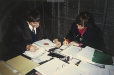 FOTO-001312 Mevrouw mr. M.H.V. van Amstel-Horák en dhr. R. Lombarts bezig met het beschrijven van charters, circa 1990
