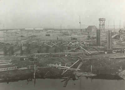 FOTO-001440 Gezicht vanaf de keersluis tijdens het storten van de fundatieplaat, 30/11/1933