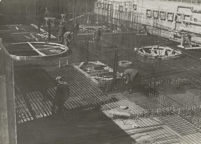 FOTO-001469 Het vlechten van de vloer in de tankruimte en pompenkelder. Gezicht vanaf de oostzijde van het gemaal, 26/3/1934