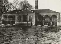 FOTO-001542 Het oude stoomgemaal van Rijnland. Gezicht vanaf de IJsseldijk tijdens het malen, 30/10/1935