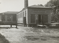 FOTO-001543 Het oude stoomgemaal van Rijnland. Gezicht aan de boezemzijde tijdens het water inlaten, 13/8/1935
