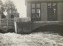 FOTO-001544 Het oude stoomgemaal van Rijnland. Gezicht achter de inlaatschuiven tijdens het waterinlaten, 15/8/1935