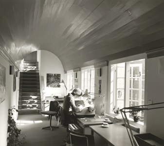 FOTO-001686 Werkruimte in de doorloop van het gemeenlandshuis van Rijnland, 1977