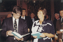 FOTO-001717 Uitreiking regestenboek: mr. M.H.V. Amstel-Horák en de heer R. Lombarts, 1992