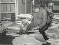 FOTO-001787 Archivist Dhr. J.H.M. Sloof en binnengekomen polderarchieven in depot, 1983