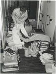FOTO-001826 Binnenkomst polderarchieven: archivist dhr. Sloof bekijkt de archiefstukken in de kluis, 1978