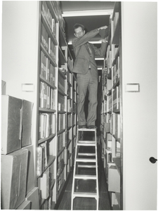 FOTO-001830 Binnenkomst polderarchieven: archivist dhr. Sloof tussen de stellingen in kluis Breestraat 48, 1978