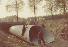 FOTO-600037 De aanleg van een Armco-duiker in de Zwaardslootseweg te Zoetermeer, 1974/1975