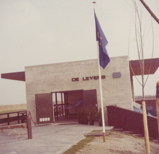 FOTO-600039 De opening gemaal De Leyens : gemaal met vlaggen, 19-03-1976