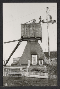 FOTO-700046 Molenmakers werken aan de kap van de Groote molen in Zoeterwoude, 03-12-1975