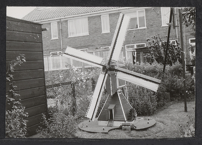 FOTO-700061 Foto van een wipwatermolen in de tuin van de Kortenaerstraat 7 in Haarlem, 1978
