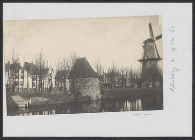 FOTO-700140 Molen de Oranjeboom bij de Vestwal in Leiden met op de voorgrond de Waltoren / muurtoren Oostenrijk, rond 1890
