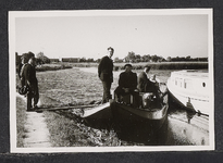 FOTO-700475 Genodigden op een boot en op de kant bij ingebruikstelling Doesmolen, 01-07-1965