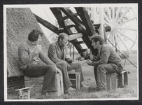 FOTO-700485 Pauze bij de Groenendijksemolen in onderhoud met vlnr F. Verra (vrijwillig molenaar en molenmakersknecht), ...