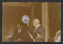 FOTO-700505 A. Bicker Caarten (r) toont het aangeboden geschenk tijdens zijn afscheid als voorzitter van de Rijnlandse ...