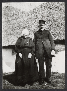 FOTO-700539 Margaretha Brouwer (geb. 10-10-1855) en molenaar Abraham van Elswijk (geb. 13-10-1860) van de Hazerswoudse ...