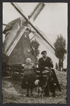 FOTO-700541 Molenaar Bram van Elswijk met hond (r) en zijn moeder bij de Rijnenburgermolen., rond 1940
