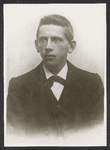 FOTO-700567 Portret van een jonge Hein de Jong die als 19-jarige werd beëdigd door het polderbestuur als molenaar van ...