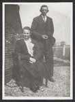 FOTO-700568 Hein de Jong met echtgenote bij de Googermolen. De foto is een reproductie., rond 1920