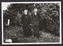 FOTO-700569 Hein de Jong (r) met echtgenote op het molenerf bij de kruipaal van de Googermolen. De foto is een ...
