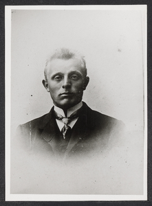 FOTO-700598 Portret van Hendrik Vogelaar, molenaar van de Knottermolen. De foto is een reproductie., 27-12-1907