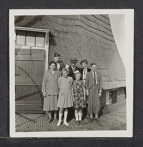 FOTO-700612 Molenaar Nico (NJ) van Rijt (met hoed) met zijn gezin bij de Barremolen in Zoeterwoude. Linksachter staat ...
