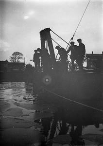 FOTO-800000 Duiker bij het oostelijk remmingwerk van de Grote Sluis in Spaarndam, 02-12-1925