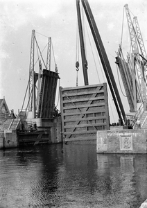 FOTO-800003 Plaatsen van een sluisdeur bij de Grote sluis in Spaarndam, circa 1925